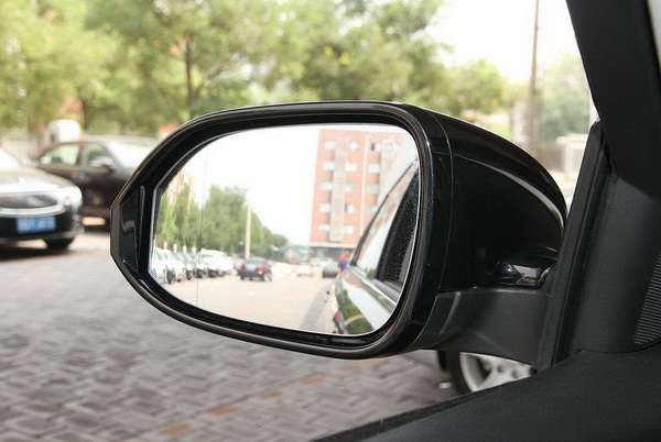 西城汽车后视镜可以扩大视角减少驾驶事故